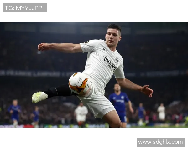 走进绿茵巨星的私密空间揭秘足球球星衣柜中的时尚与个性 走进绿茵巨星的私密空间揭秘足球球星衣柜中的时尚与个性