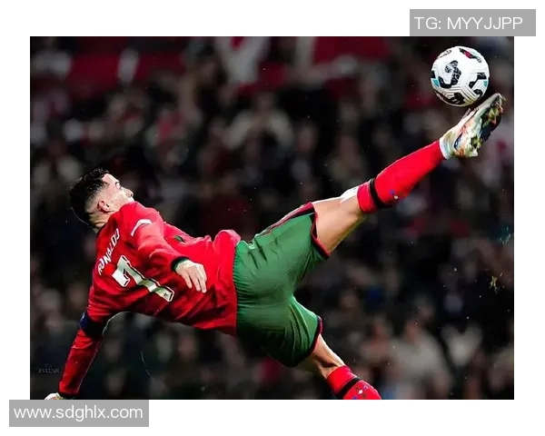 足球历史上两位伟大球星的传奇对决与时代印记