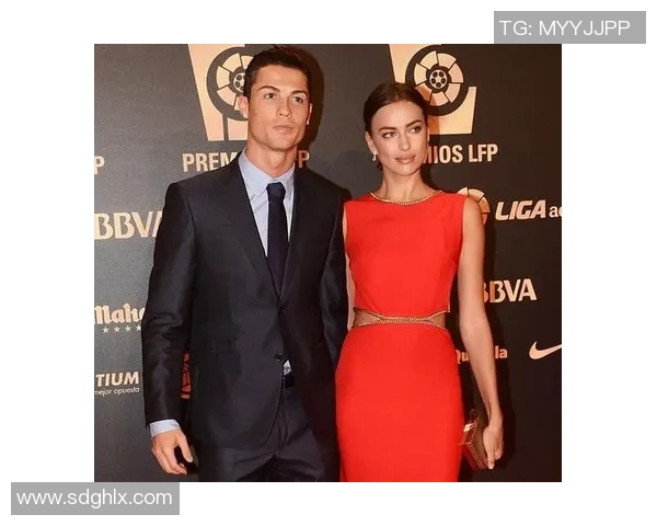 足球球星与女友甜蜜互动 逗趣瞬间曝光让人忍俊不禁 足球球星与女友甜蜜互动 逗趣瞬间曝光让人忍俊不禁